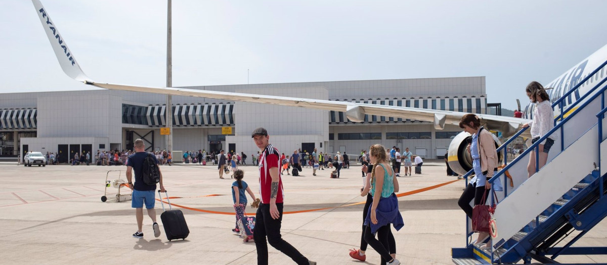 Pasajeros en el Aeropuerto de Castellón.