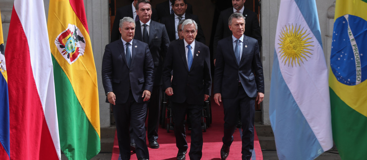 CH01. SANTIAGO (CHILE), 22/03/2019.- Desde la izquierda, el presidente de Colombia, Iván Duque; el presidente de Brasil, Jair Bolsonaro; el presidente de Chile, Sebastián Piñera; el presidente de Paraguay, Mario Abdo Benítez, y el presidente de Argentina, Mauricio Macri, asisten este viernes a la firma del acuerdo para la creación del proyecto de integración para Sudamérica: Prosur, en Santiago (Chile). Los jefes de Estado de Argentina, Brasil, Chile, Colombia, Ecuador, Paraguay y Perú, más el embajador de Guyana en Chile, George Talbot, firmaron la declaración "para la renovación y el fortalecimiento de la integración de América del Sur", que pone en marcha el Prosur. EFE/Alberto Valdés