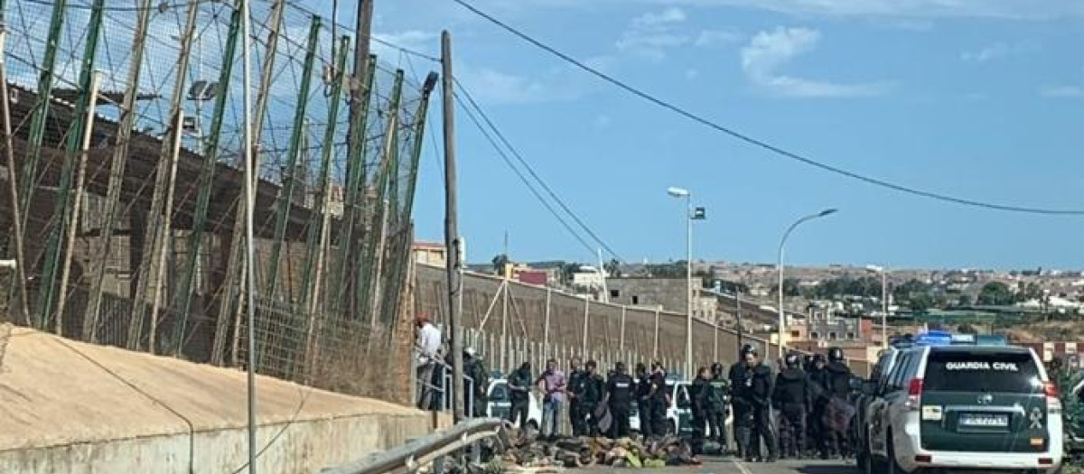 Así ha quedado uno de los puntos de la valla de Melilla donde han saltado decenas de inmigrantes