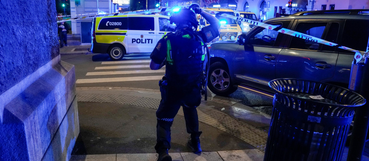 La policía asegura el área después de un tiroteo en Oslo el 25 de junio de 2022