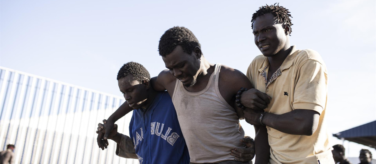 Inmigrantes tras el asalto masivo a la valla de Melilla la pasada semana