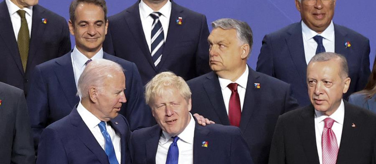 El presidente turco, Recep Tayyip Erdogan (d); el presidente de los Estados Unidos, Joe Biden (i), y el primer ministro del Reino Unido, Boris Jhonson (c), entre otros líderes, posan para la foto oficial durante la primera jornada de la cumbre de la OTAN que se celebra este miércoles en el recinto de Ifema, en Madrid. EFE/Brais Lorenzo