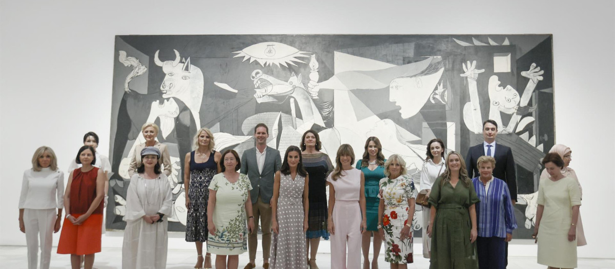 a reina Letizia (c), la mujer del presidente del Gobierno, Begoña Gómez (c-d), la mujer del secretario general de la OTAN, Ingrid Schulerud (c-i) y la primera dama estadounidense, Jill Biden (4d) junto con el resto de los acompañantes de los mandatarios que asisten a la cumbre de la OTAN posan junto al Guernica de Picasso en su visita del Museo Nacional de Arte Reina Sofía este miércoles.