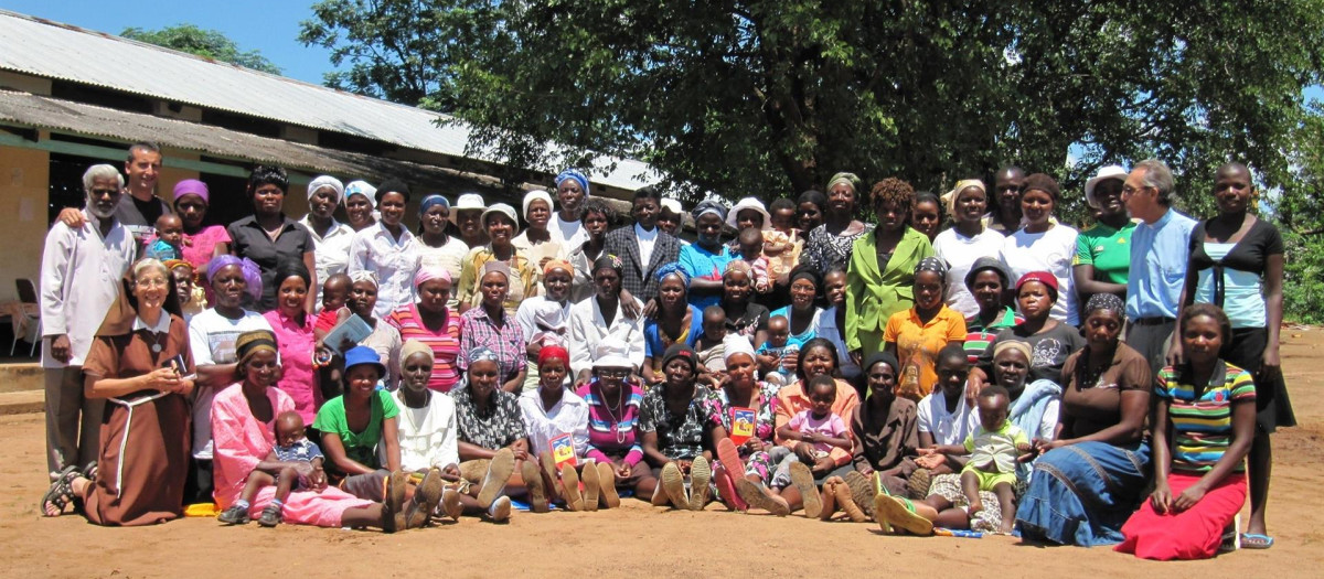 El misionero Luis Carlos Rilova con su comunidad de Zimbabue