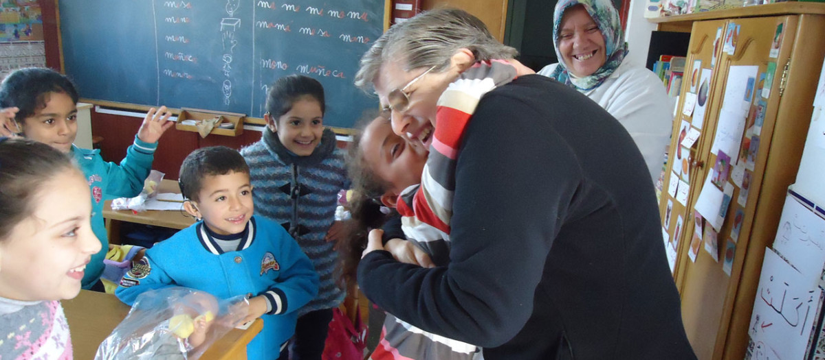 La Hermana Francisca Sánchez entre sus alumnos, en Tánger