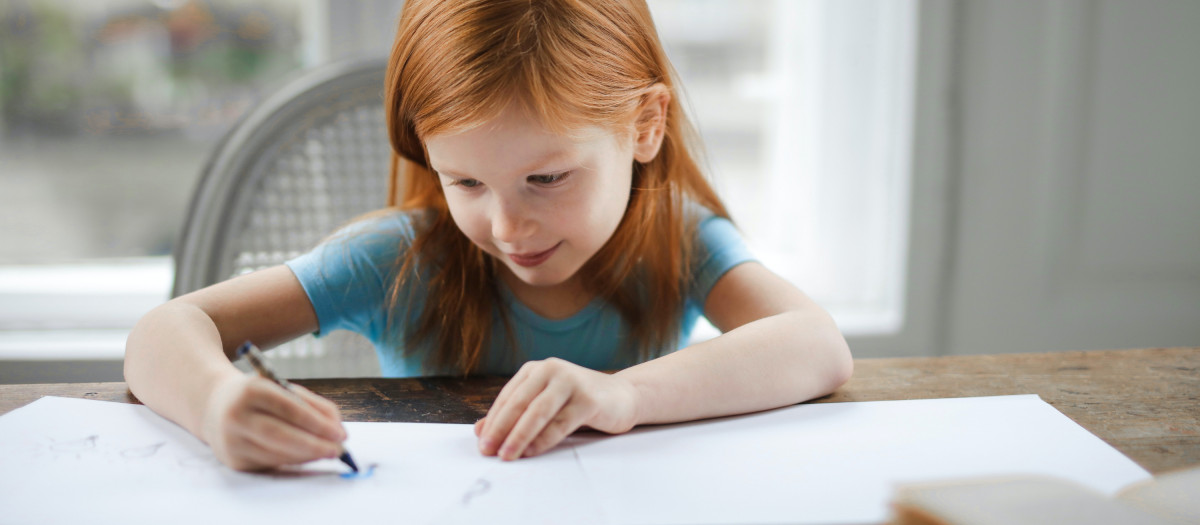 Una niña haciendo sus tareas