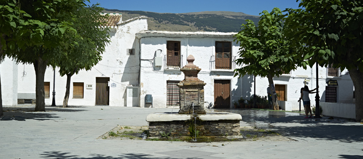 Plaza de un pueblo de la Alpujarra de Granada, España