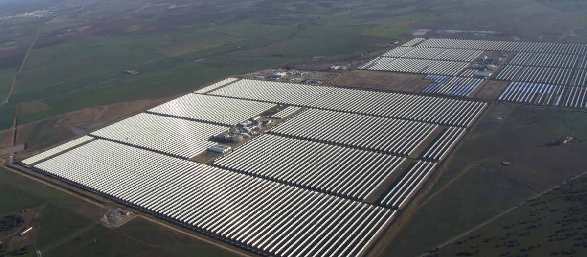Vista aérea de una planta termosolar ubicada en la localidad de Torre de Miguel Sesmero (Badajoz)