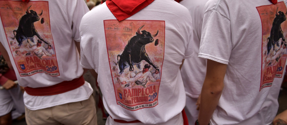 El "uniforme" de Sanfermines: ropa blanca y faja y pañuelo rojos