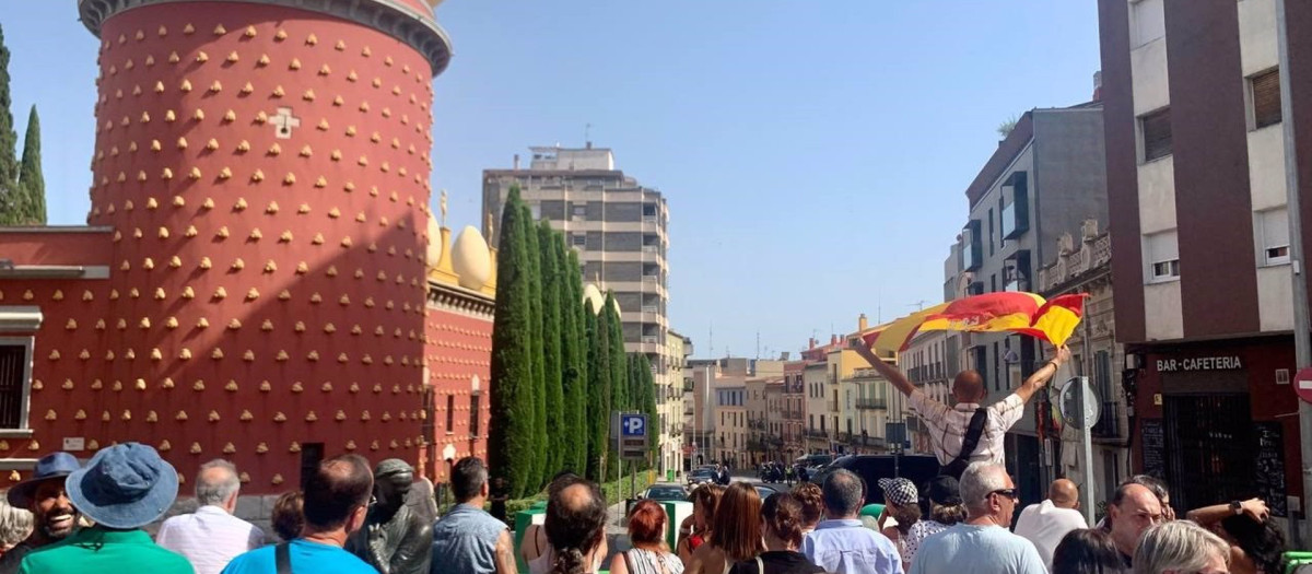 Concentración de Convivencia Cívica Catalana en Figueras a favor de la visita de la Princesa Leonor y la Infanta Sofía.

La visita de la Princesa Leonor y la Infanta Sofía a Figueres (Girona) este domingo por la tarde ha motivado sendas concentraciones a favor y en contra, sin incidentes.

CATALUÑA ESPAÑA EUROPA GIRONA POLÍTICA