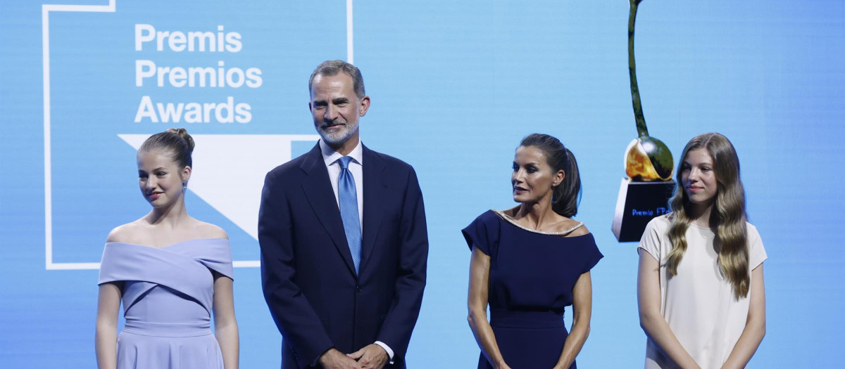 La psicóloga y comunicadora Claudia Tecglen (c), recibe el premio Fundación Princesa de Girona (FPdGi) Social 2022 de manos de los reyes Felipe VI (2i) y Letizia (2d), la princesa Leonor (i) y la infanta Sofía