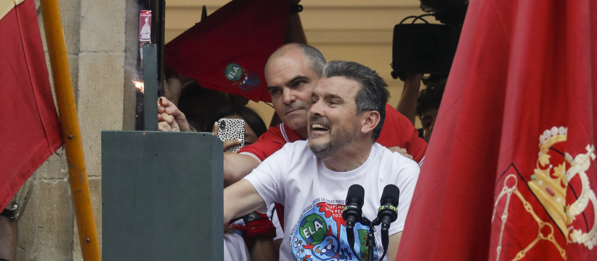 El exfutbolista Juan Carlos Unzué (d) da el chupinazo desde el balcón del Ayuntamiento en la Plaza Consistorial de Pamplona este miércoles dando comienzo a los Sanfermines 2022.