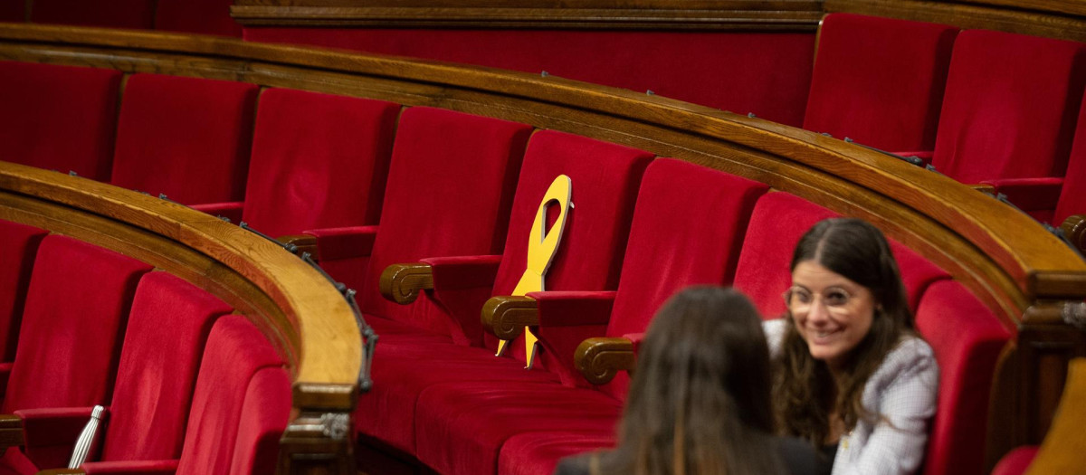 La portavoz de Junts en el Parlament, Mònica Sales, junto al lazo amarillo del escaño del exconseller y diputado de Junts, Lluís Puig