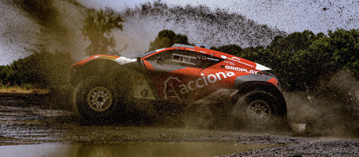 El coche de Carlos Sainz, durante un momento de la prueba en la isla de Cerdeña