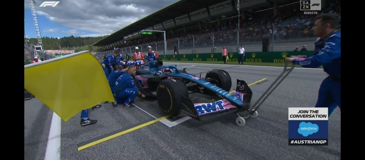 El Alpine de Fernando Alonso parado en la parrilla de salida