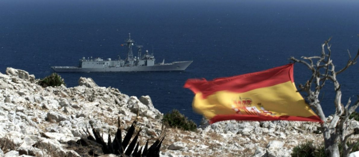 Bandera española izada en el Islote Perejil