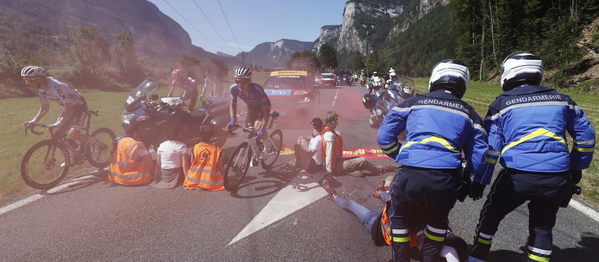 Los manifestantes, en la carretera, mientras los ciclistas intentaban pasar