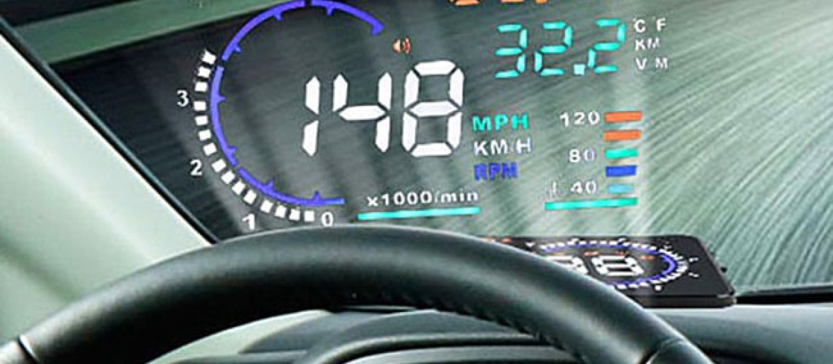 Coche proyectando la velocidad sobre el parabrisas delantero con el head up display
