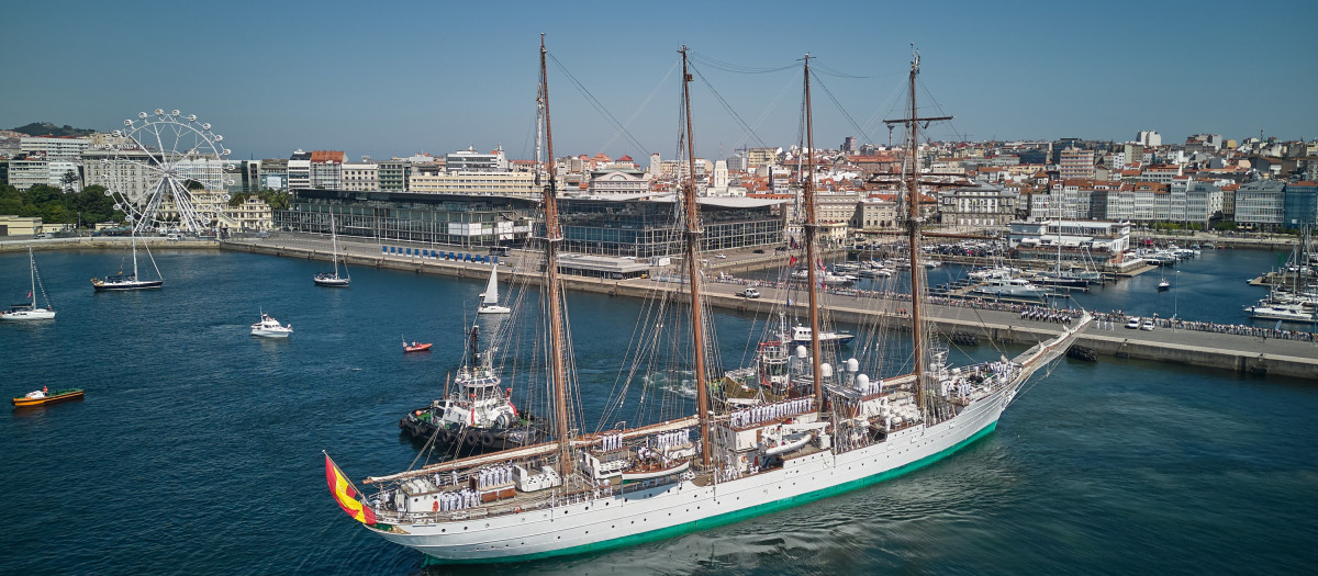 El 'Juan Sebastián de Elcano', zarpando del puerto coruñés el pasado domingo