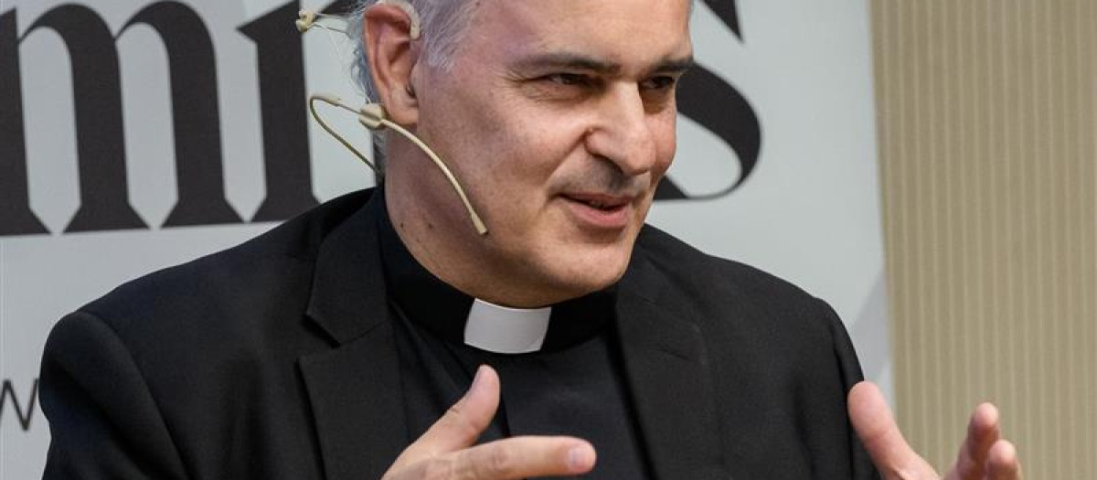 Padre Joaquín Paniello durante la presentación de su libro