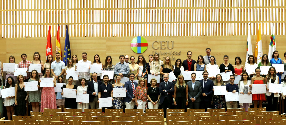 Los participantes en la ceremonia de entrega posan para una foto de grupo, este jueves