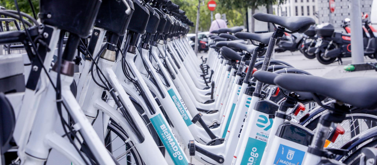 Bicicletas de BiciMAD ancladas en Plaza de Castilla