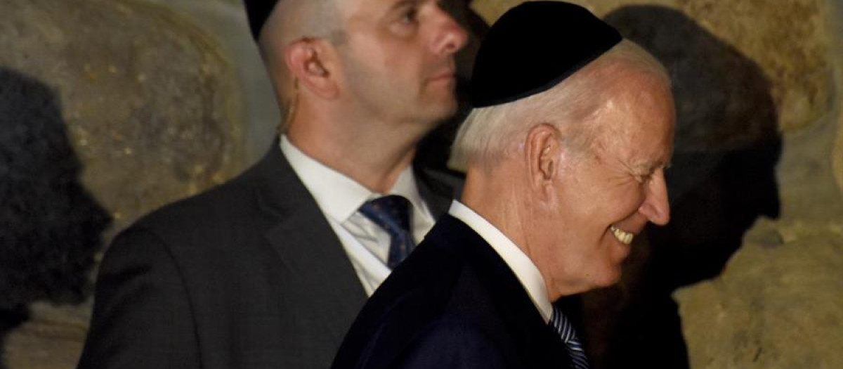 US President Joe Biden (R) leaves after a ceremony at the Hall of Remembrance of the Yad Vashem Holocaust Memorial museum in Jerusalem, 13 July 2022. The US president arrived in Israel for an official visit, kicking off a trip to the Middle East from 13-16 July. (Estados Unidos, Jerusalén) EFE/EPA/DEBBIE HILL / POOL