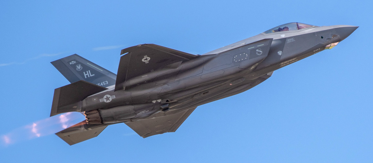 Un caza F-35A Lighting II surca los cielos