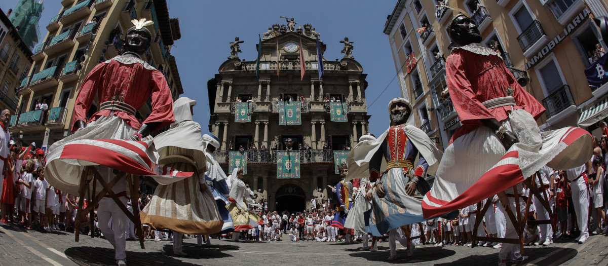 La comparsa de Gigantes y Cabezudos de Pamplona se ha despedido este jueves de las fiestas en la Plaza Consistorial donde han bailado, como es tradición, por última vez en los Sanfermines 2022