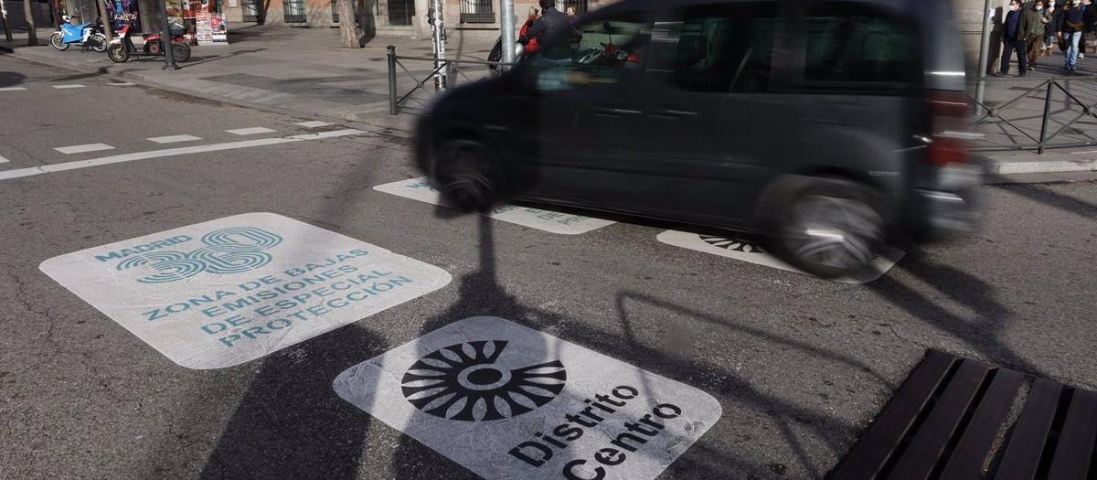 Señales en el pavimento que alertan de la entrada en Zonas de Bajas Emisiones