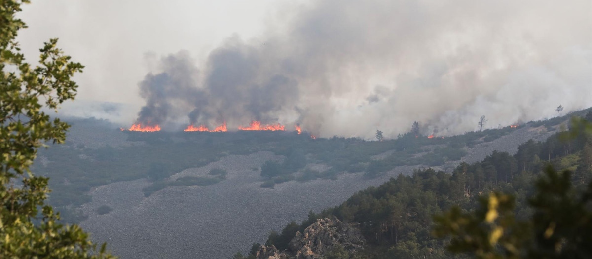 Vista del incendio forestal de la comarca cacereña de Las Hurdes, este jueves