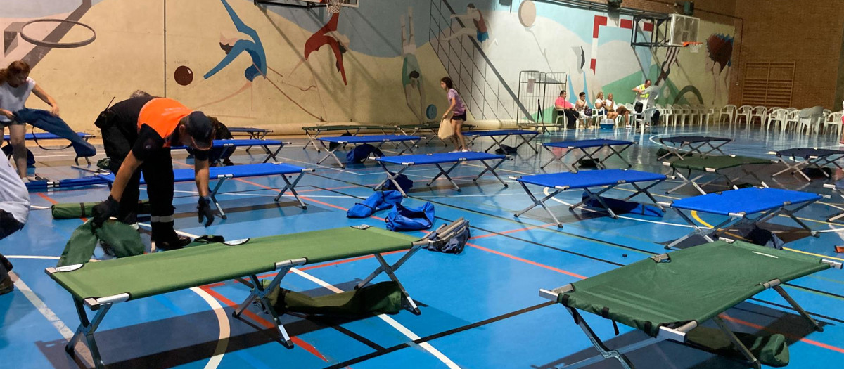 Protección Civil acondicionan la ciudad deportiva de Zamora para acoger a los vecinos evacuados por el incendio