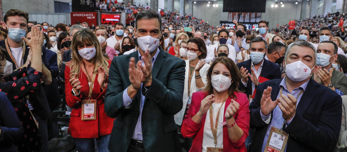 Adriana Lastra y Santos Cerdán (en la foto, a la derecha) iniciaron sus disputas tras el congreso celebrado por el PSOE en Valencia el pasado mes de octubre