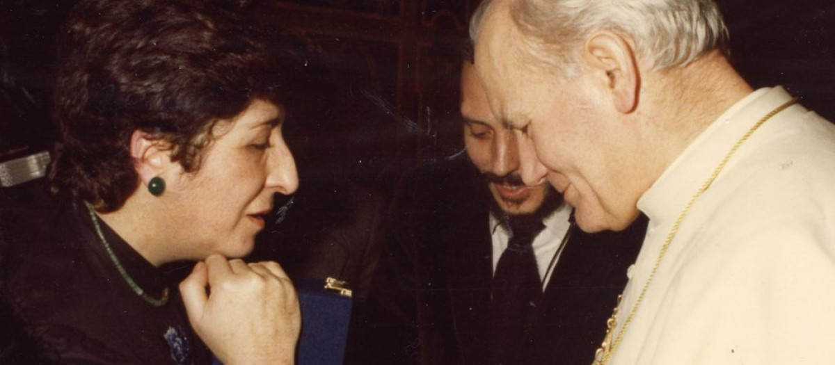 Carmen Hérnandez y Kiko Arguello conversan con san Juan pablo II