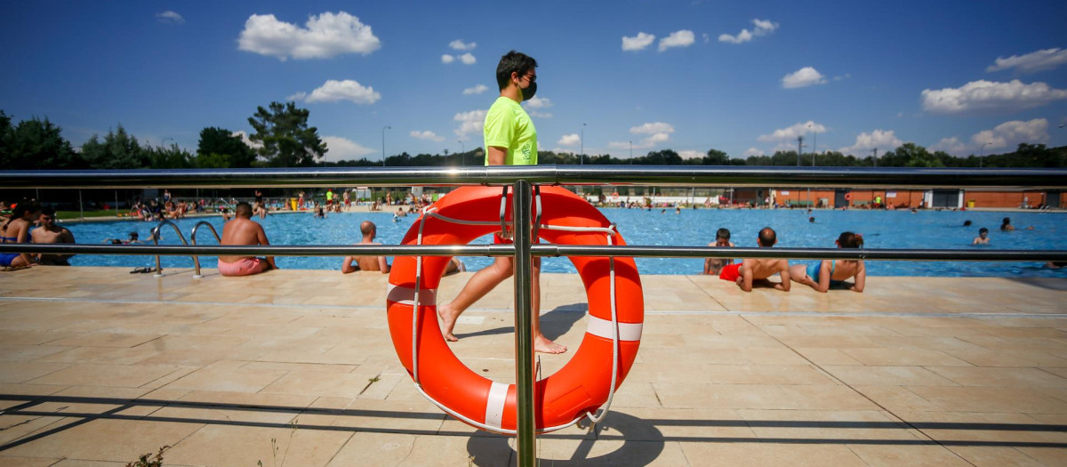 Un socorrista en la piscina del Parque Deportivo de Puerta de Hierro