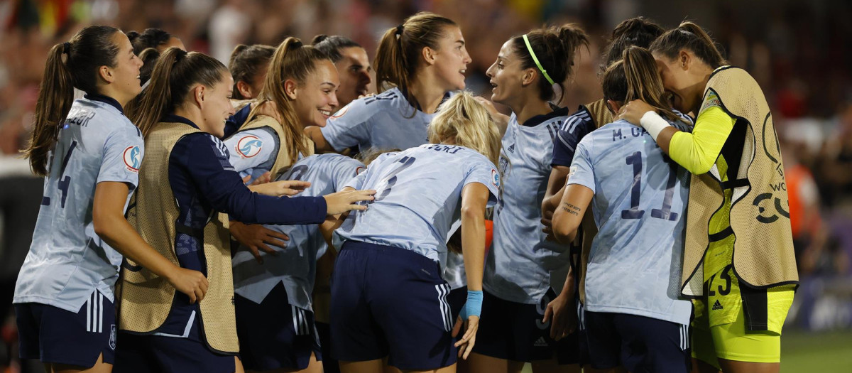 Las jugadoras de la selección celebran el gol que certificaba su pase a cuartos de final de la Eurocopa