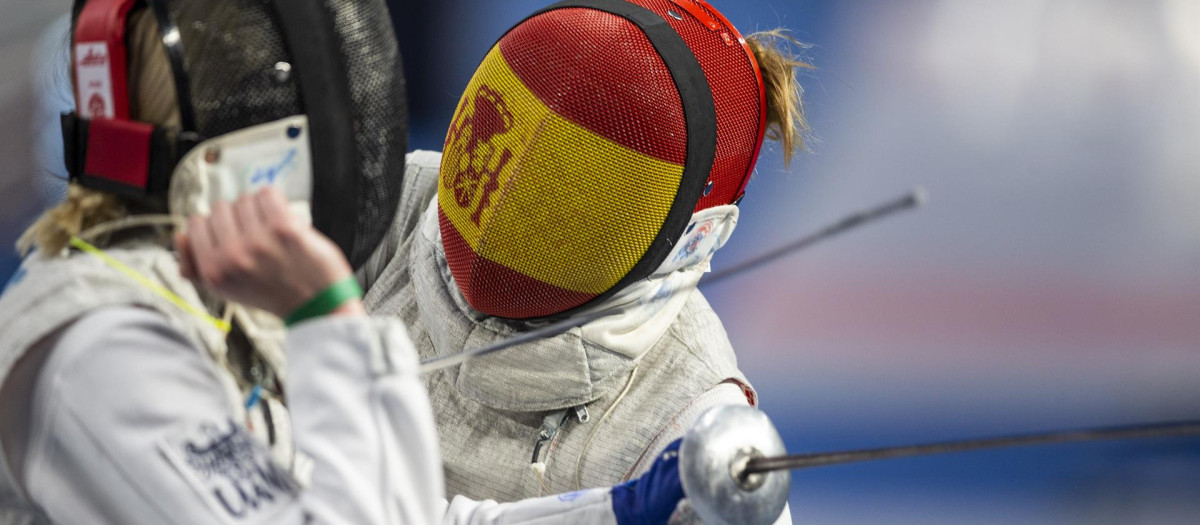 La esgrimista española María Teresa Díaz (d) se enfrena a la polaca Martyna Dlugosz durante un combate de florete disputado este martes en el marco del Mundial de esgrima celebrado en El Cairo (Egipto)