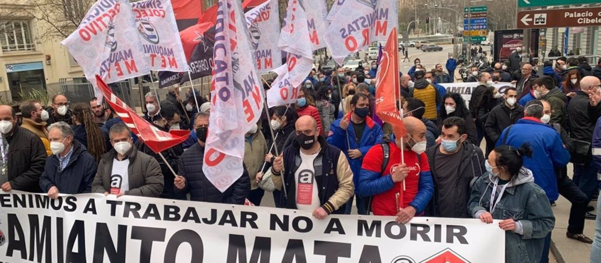 Sindicatos de Metro de Madrid se concentran junto al Congreso para pedir un fondo de compensación por la exposición al amianto.
POLITICA ESPAÑA EUROPA MADRID