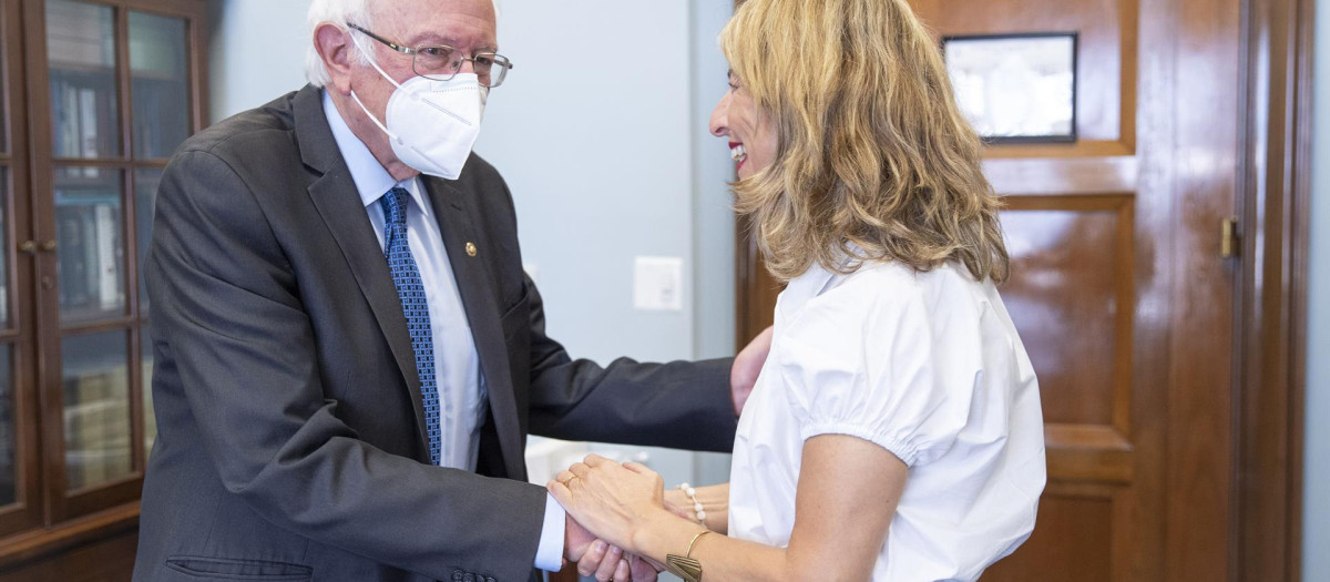 El senador estadounidense Bernie Sanders saluda a Yolanda Díaz, este miércoles, en Washington