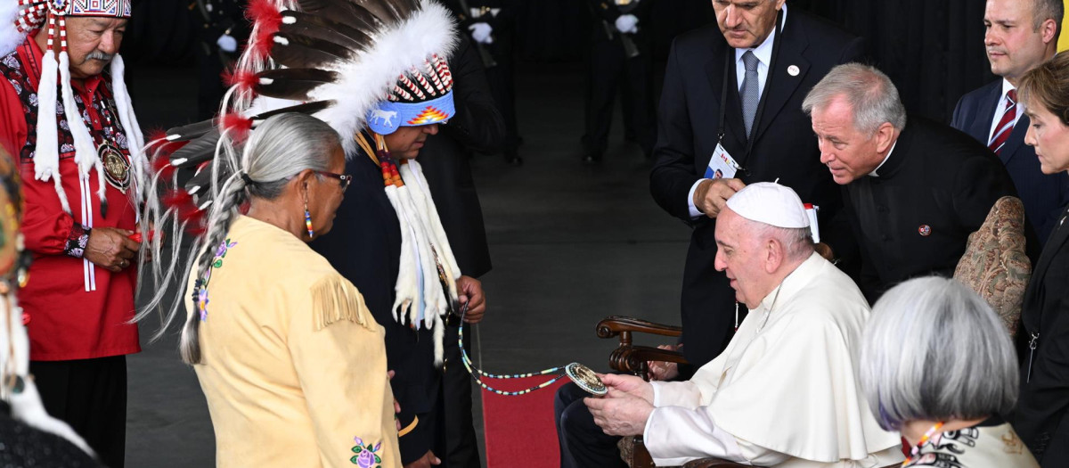 El Papa Francisco se reúne con miembros de una tribu indígena durante su ceremonia de bienvenida en el Aeropuerto Internacional de Edmonton en Alberta