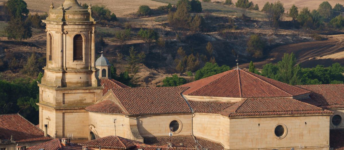 Vista aérea de la abadía benedictina de Santo Domingo de Silos, asediada por un incendio forestal que no ha dañado el histórico monasterio