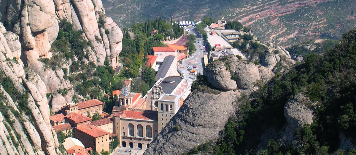 Monasterio de Montserrat
Uno de los lugares más antiguos de España de veneración a la Virgen. La tradición remonta al siglo IX el inicio de esta devoción, si bien es el Abad Oliba el fundador del monasterio en el siglo XI. De un siglo posterior es la talla ante la que hoy se reza. La historia de este punto emblemático de la religión está plagada de todo tipo de anécdotas: un fraile que había vivido en Montserrat acompañó a Colón en una de sus travesías, y de aquello ha quedado el nombre de Montserrat en una isla del Caribe. Ha pasado por momentos luctuosos y también de enorme fulgor. Su relevancia cultural es de primer rango, y su comunidad benedictina cuenta con escolanía. Además de biblioteca con valiosos pergaminos latinos y papiros griegos, también dispone de un museo con piezas arqueológicas egipcias, así como piezas de Picasso, El Greco y pinturas modernas.