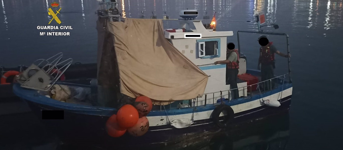 Dos detenidos en Melilla por "tráfico de personas" tras arrojar desde su barco a seis migrantes en el puerto.

La Guardia Civil ha detenido en Melilla a dos hombres de 52 y 41 años de edad de nacionalidad marroquí por "tráfico de personas" al ser sorprendidos arrojando desde su embarcación a seis migrantes frente a las costas de Melilla para su entrada irregular en la ciudad española del norte de África.

SOCIEDAD 
GUARDIA CIVIL