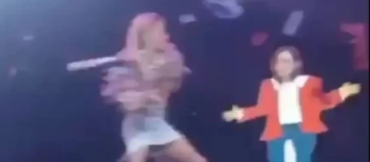 Una drag queen apalea el cartel de Ayuso