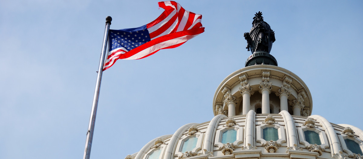 La bandera de Estados Unidos ondea frente al Capitolio