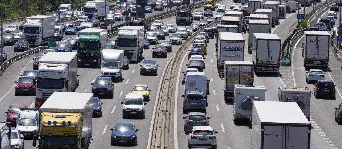 Aspecto de la AP-7 en que las rondas de salida de Barcelona, la B-10 y la B-20