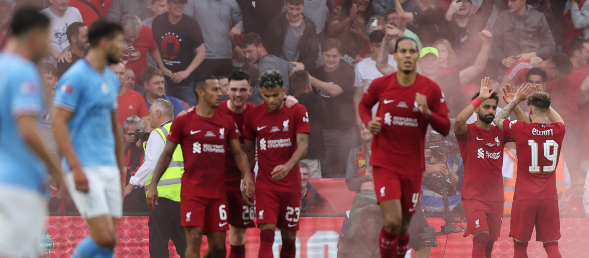 Los jugadores del Liverpool celebran uno de los goles al City.