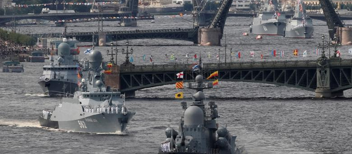 Buques rusos circulan por el río Neva, durante uno de los ensayos del desfile