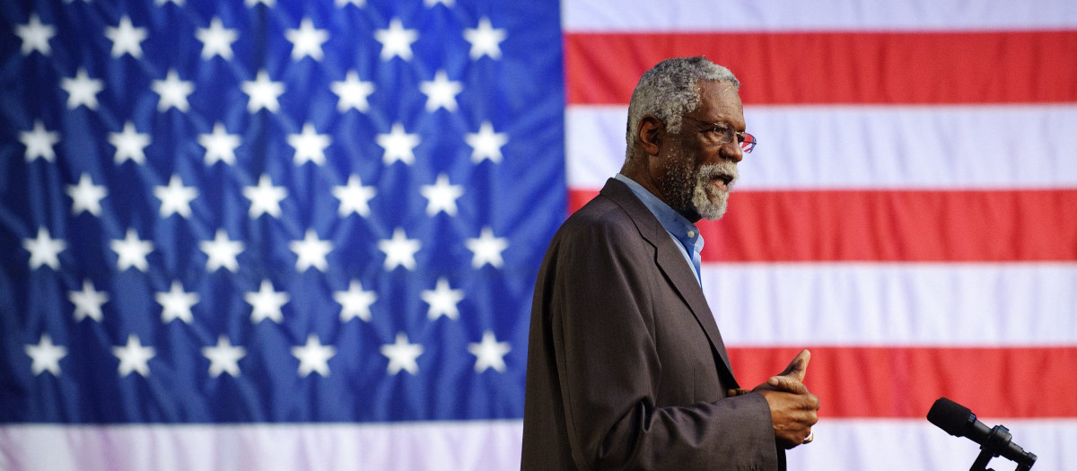 Bill Russell, con la bandera estadounidense, en una imagen de 2011