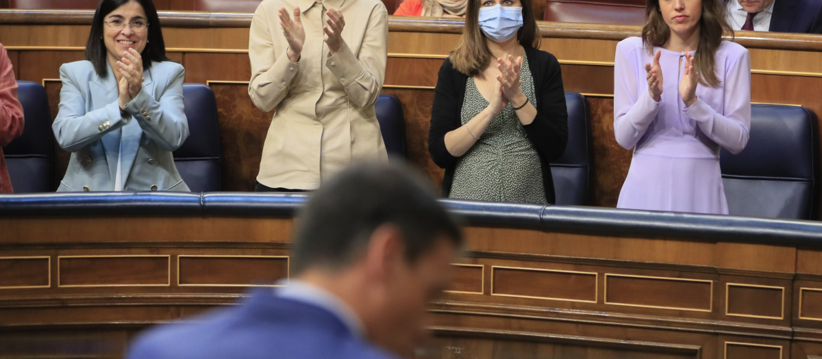 Las ministras de Sanidad, Carolina Darias; de Ciencia e Innovación, Diana Morant; de Derechos Sociales y Agenda 2030, Ione Belarra, y de Igualdad, Irene Montero, aplauden la intervención del presidente del Gobierno, Pedro Sánchez